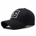 Klassische schwarze Baumwoll-Baseballkappe mit weißem gesticktem Gesicht-Design - Schwarz mit weißer Stickerei