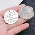 Silberner runder Legierungsanhänger mit graviertem Oma-Enkelin-Spruch in der Hand - Großer Antiksilber Thelovebetween Buchstabenanhänger (8319)