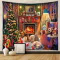 Detail eines Weihnachtswandteppichs mit festlichem Baum, Kamin und Haustieren im Raum - Weihnachtstiere und Kaminstil (GT230368)