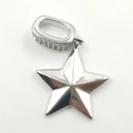 Pendentif étoile argentée polie avec fermoir serti de zircone sur fond blanc épuré - Boucle Zircone Étoile Polie Argentée