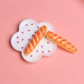 Mini baguettes françaises sur assiette à fleurs rose à pois pour maison de poupée - Baguette à Six Rayures de Crème / Grande Taille (3.8cm*1.0cm)