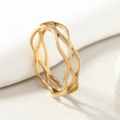 Minimalistischer hohler Wellenring aus goldfarbenem Titanstahl mit geometrischem Design - US 6 / Gold