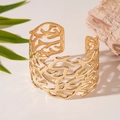 Detailansicht eines breiten goldenen Armreifs mit filigraner Korallenstruktur-Optik - Gold Zweig Offener Armreif