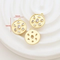 Detailliertes Makro von 16mm vergoldetem Vintage-Rundanhänger mit Zirkonia-Steinen - Zirkonia Rundplatte