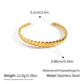 Minimalistisches C-förmiges offenes Armband aus 18K vergoldetem Edelstahl mit Struktur - Goldenes Gedrehtes Seilmuster (YYBL023048)