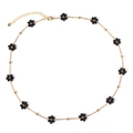 Collana in acciaio al titanio dorato con perline floreali nere e sfere dorate - Collana / Fiore nero