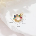 Dettaglio macro del ciondolo floreale dorato da 13mm con zirconi colorati per gioielli - Tondo Multicolore