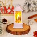 Weiße Weihnachtslaterne mit Elch-Waldszene und warmem LED-Licht auf Holzsockel - Weißes Rentier