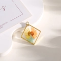 Ciondolo quadrato dorato con margherite essiccate gialle e arancioni in resina - Fiori quadrati gialli arancioni blu