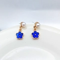 Elegante S925 Silbernadel Blaue Blume Ohrstecker mit Perlen auf weißem Porzellan - Stud Ohrringe