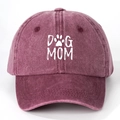 Gros plan d'une casquette en coton délavé bordeaux avec imprimé DOG MOM et patte blanche - Bordeaux