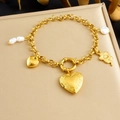 Pulsera dorada con colgante de corazón, perlas y flores sobre caja de regalo de seda - Estilo de Dije de Corazón Tallado y Perla Vintage (B1848)