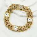 Nahaufnahme eines goldenen Hip-Hop-Cuban-Armbands mit Strasssteinen und quadratischen Kristallen - Gold Farbe Weißer Stein