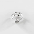 Minimalistischer unregelmäßiger Silberring mit polierter flüssiger Metalloberfläche - Linienring / Silber