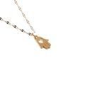 Goldene Halskette mit Hamsa-Hand-Anhänger, hohlem Herz und flacher Gliederkette auf Weiß - Herz Hamsa Hand
