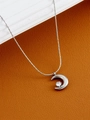 Dettaglio della collana con pendente a mezzaluna e zircone su una superficie in pelle - Collana con Luna e Zircone (X790) / Color Acciaio