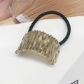Elastico per capelli con inserto in metallo dorato curvo e trama ondulata - Forma a U / Oro Sabbia