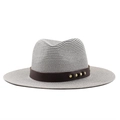 Detalle de sombrero de paja gris con banda de cuero marrón y remaches dorados - M (56-58cm) / Gris