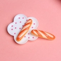 Mini baguettes françaises réalistes sur une assiette florale blanche à pois roses - Baguette à Trois Rayures de Crème / Grande Taille (3.8cm*1.0cm)