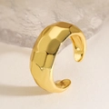 Unregelmäßiger geometrischer Ring mit 18K Goldbeschichtung und Hammerschlag-Textur - Geometrischer Gehämmerter Breiter Band-Stil (14462) / Gold
