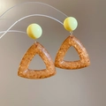 Detalle de pendientes de resina con círculos amarillos y colgantes de color ámbar - Colgante Triangular Ámbar Pan de Oro / Triángulo Amarillo-Café (Pin de Plata)