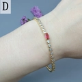 Dettaglio bracciale dorato con zircone ovale rosso e pavé di pietre bianche lucide - Stile Braccialetto Tennis con Pietra Ovale Rossa (D)