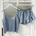 Ensemble de nuit deux pièces en satin bleu poudré avec caraco et short à volants - Gris fumé
