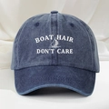 Détail de la broderie voilier et du texte Boat Hair Don't Care sur casquette en coton lavé - Réglable / Bleu Marine