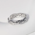 Anillo ajustable de acero inoxidable plateado con elegante patrón geométrico de rombos - Color acero