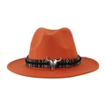 Dettaglio di cappello in feltro arancione con fascia etnica e teschio di toro argento - Adulto 58cm Taglia Unica / Arancione