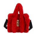 Dettaglio borsa tote in peluche rossa con tracolla nera e patch con scritte dorate - Rosso
