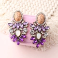 Eleganti orecchini pendenti bohémien con cristalli viola e bianchi su velluto rosa - Viola
