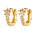 Elegantes pendientes de aro dorados con flores de circón blanco sobre fondo blanco - Huggie de Flor y Estrella Dorado (E546)