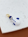 Dettaglio del ciondolo a balena in ceramica bianca con accenti blu su una pietra - Ciondolo Balena Blu e Bianca