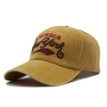 Detalle de la gorra de algodón lavado con bordado America New York en color amarillo mostaza - Ajustable / Amarillo