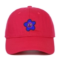 Détail de la casquette rouge en coton avec broderie de fleur bleue et violette et sourire - Réglable / Rose rouge