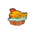 Spilla smaltata con gallina gialla in un cesto, colori vivaci e dettagli nitidi - Gallina Che Cova le Uova (CC2248)