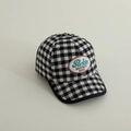Détail du tissu à carreaux noir et blanc et de l'écusson ovale brodé sur la casquette - 52-54cm 3-8 Ans / Noir