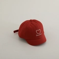Détail d'une casquette bébé rouge en coton avec un ours blanc brodé au style minimaliste - 48-50cm 1-2 Ans / Bordeaux