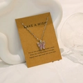 Halskette mit Schmetterlingsanhänger und rosa Edelsteinen auf Geschenkkarte - Rosa Schmetterling (X-344)