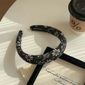 Handgefertigtes Haarband im Retro-Blumenmuster in Schwarz-Weiß mit elegantem Design - Schwarz