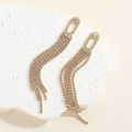 Macro-opname van lange gouden kwastjes oorbellen met vier rijen sprankelende strass - Gouden Witte Zirconia Lange Ketting Stijl (ES2407-5)