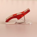 Vista macro de pinzas de costura de plástico rojo con resorte metálico para manualidades - Rojo