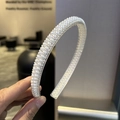 Dettaglio di cristalli scintillanti e perle sulla fascia per capelli barocca - Bianco perla