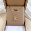 Collana con fiocco dorato e ciondolo in cristallo in una scatola regalo su seta bianca - Stile Fiocco in Zirconia (XL2606-422)
