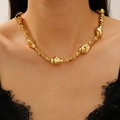 Collier baroque doré à grosses mailles avec perles métalliques porté par un mannequin - Collier de Perles Irrégulières / Style Or Clair (A-962)