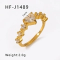 Detail van verstelbare gouden ring met 7mm hartvormige zirkoon en zij-accenten - US 6 / Hart Steen Stijl(HF-J1489-G)