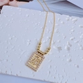 Collar de cobre bañado en oro de 18K con colgante de perla rectangular y diseño de corona - Colgante Corona Letra Hueco