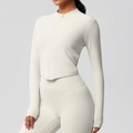 Détail du tissu respirant et de la fermeture éclair sur la veste de yoga ajustée pour femme - Ivoire Clair