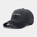 Detailaufnahme der dunkelgrauen Baumwoll-Basecap mit weißer baba Stickerei im Vintage-Stil - Verstellbar / Schwarz